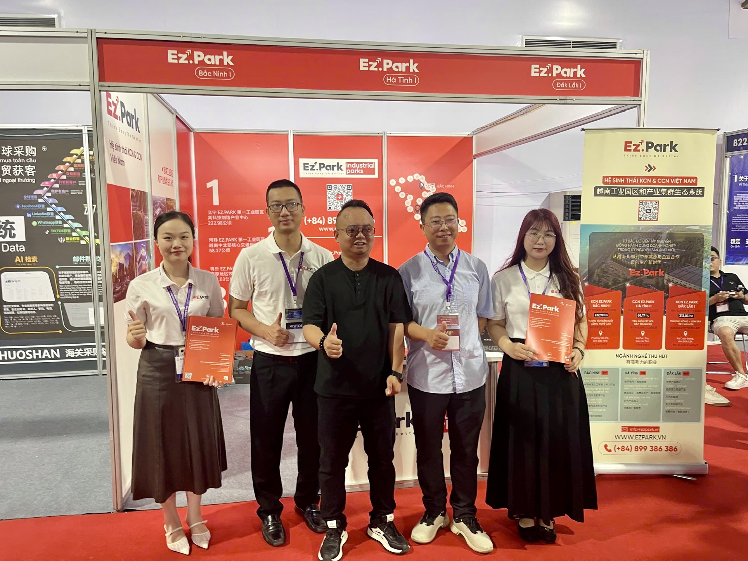 Khách hàng ghé gian hàng EZ.PARK tại VIEE